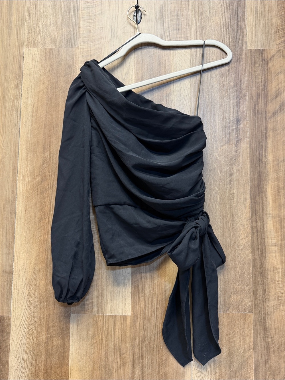 AMANDA UPRICHARD - One Shoulder Long Sleeve Black Top